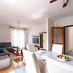 Tri Zala 9237d Apartment